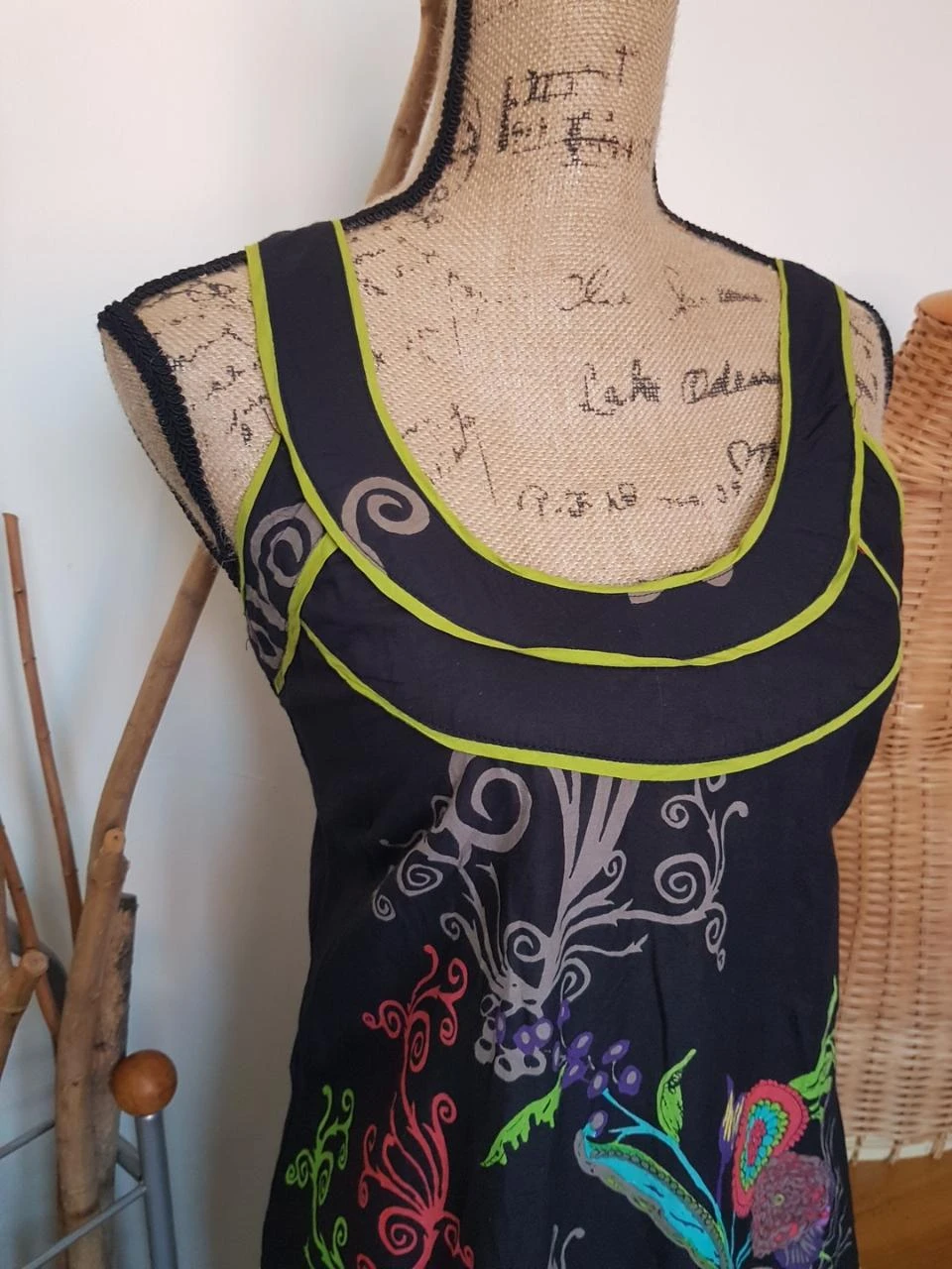 Zwarte en veelkleurige jurk – photo 2